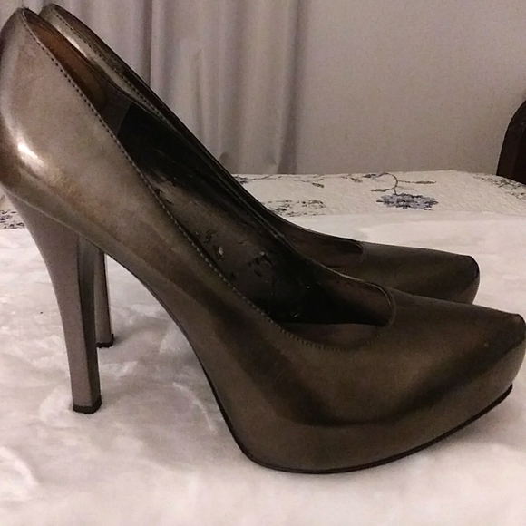 Selling a size 9 and 1/2 pair of shoes, made by Carlos and it's grayish in color - Picture 9 of 9